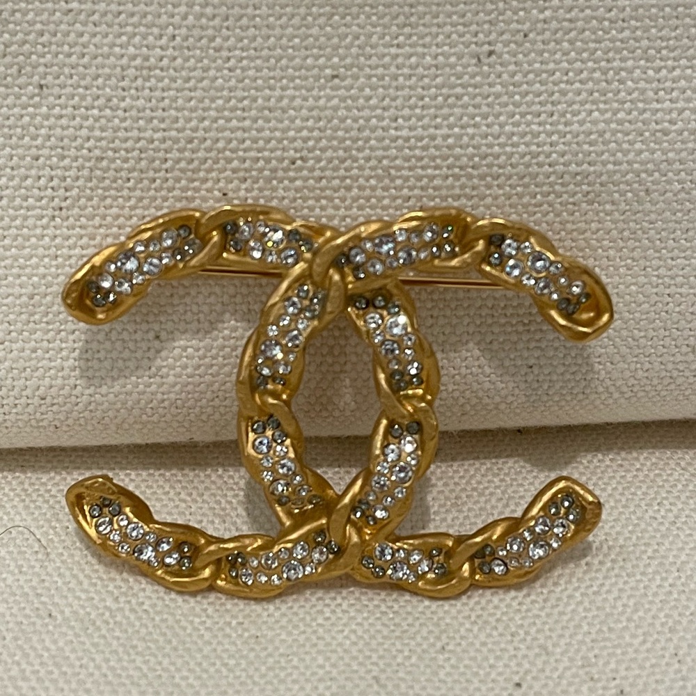 ❗️SOLD❗️CHANEL CC Gold Hammered & Swarovski Crystal Brooch